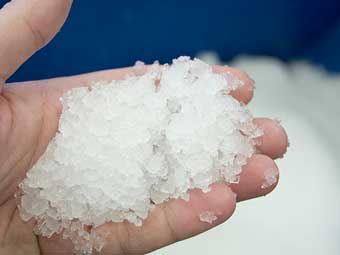 micro-ice-in-hand